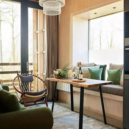 Romantic Hideaway In Woods *