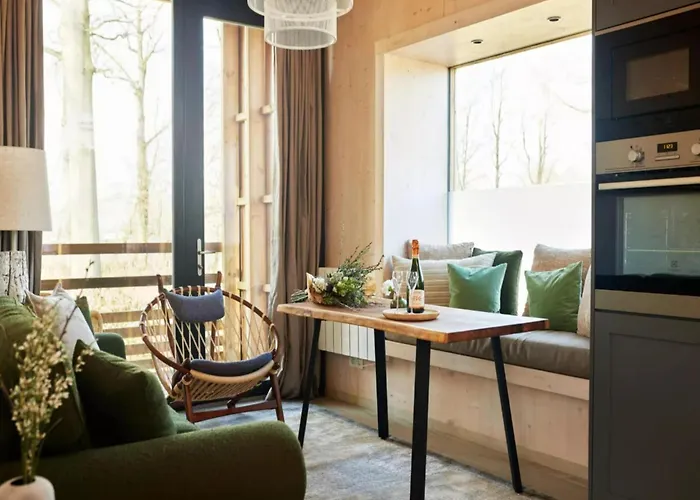 Romantic Hideaway In Woods *